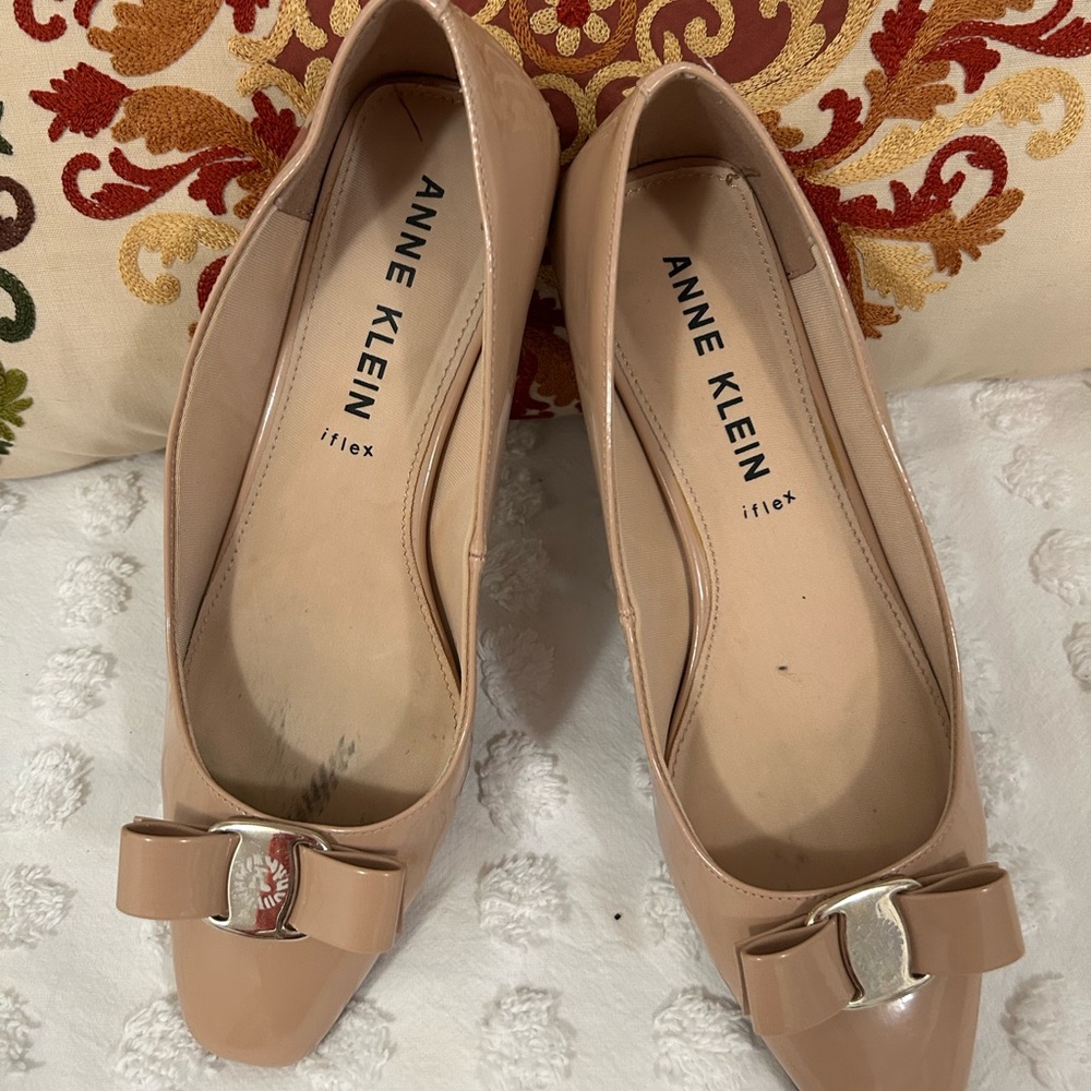Anne Klein Women's Beige Bow Flats